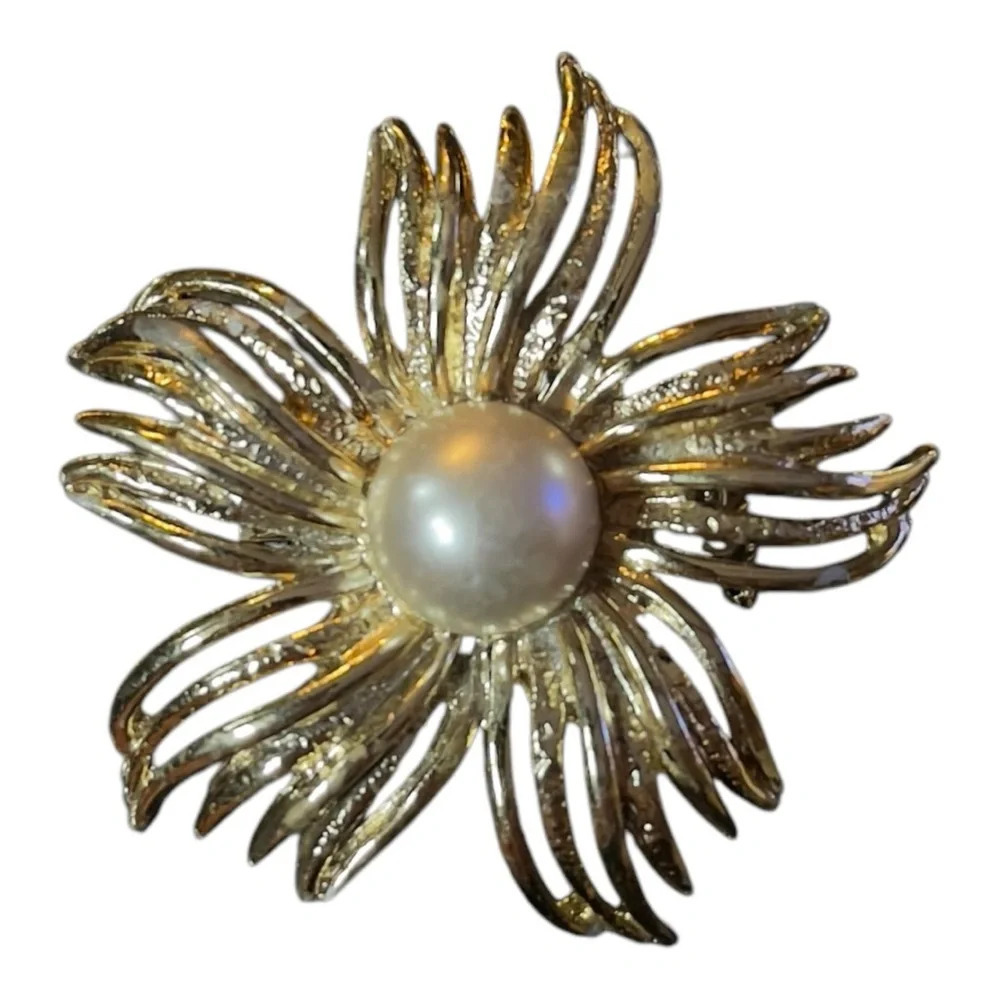 1960s Flower Pinwheel Brooch with Gold Toned Metal and Faux Pearl